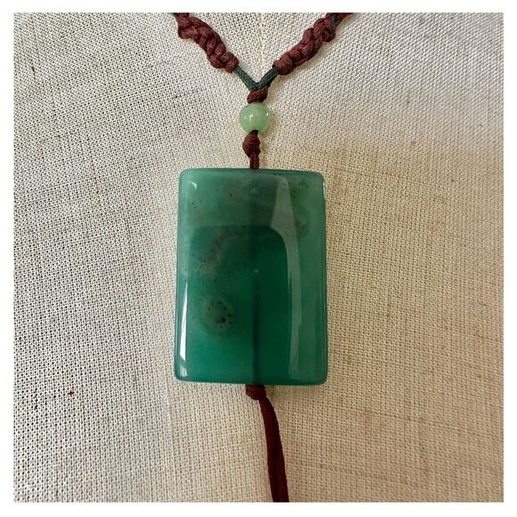 Green dyed agate pendant necklace on cord - Picture 3 of 12
